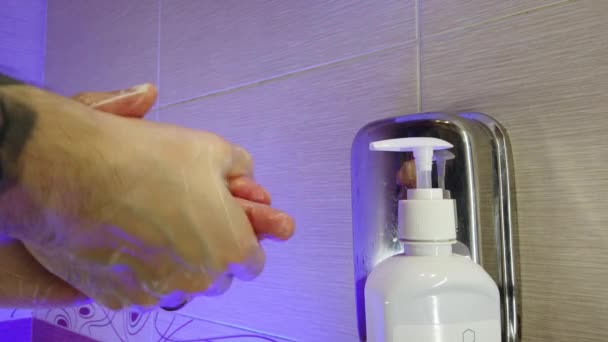 Hombre Lava Bien Las Manos Con Jabón Baño Agua Fluye — Vídeo de stock