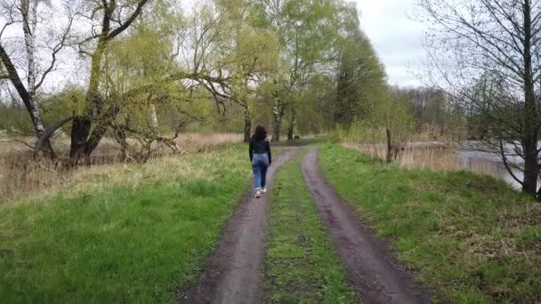 Una Chica Camina Por Camino Rural Cerca Del Bosque — Vídeo de stock