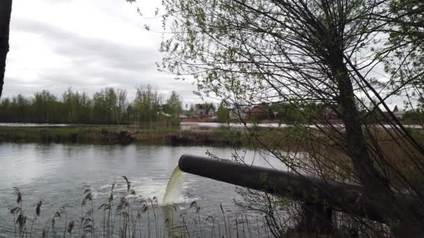 Emisiones Residuos Agua Contaminación Del Agua Una Gran Tubería Planta — Vídeo de stock