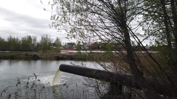 Emisiones Residuos Agua Contaminación Del Agua Una Gran Tubería Planta — Vídeo de stock