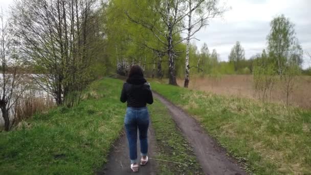 Una Chica Camina Por Camino Rural Cerca Del Bosque — Vídeo de stock