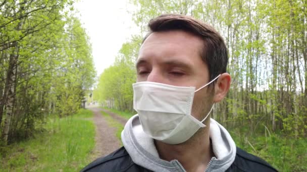 Een Man Met Een Beschermend Medisch Masker Het Bos — Stockvideo