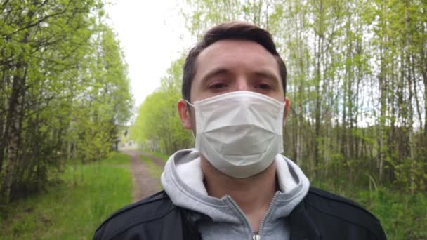 Een Man Met Een Beschermend Medisch Masker Het Bos — Stockvideo