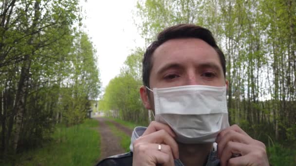 Hombre Con Una Máscara Médica Protectora Bosque — Vídeos de Stock