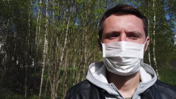 Een Man Met Een Beschermend Medisch Masker Het Bos — Stockvideo