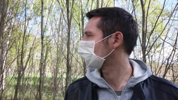 Homem Com Uma Máscara Médica Protectora Floresta — Vídeo de Stock