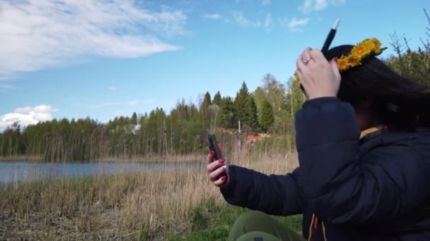 Vacker Leende Brunett Flicka Med Krans Maskrosor Huvudet — Stockvideo