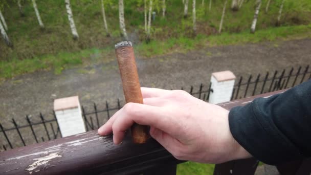 Hombre Sostiene Cigarro Humeante Mano Filmando Cigarro Mano Cerca — Vídeo de stock