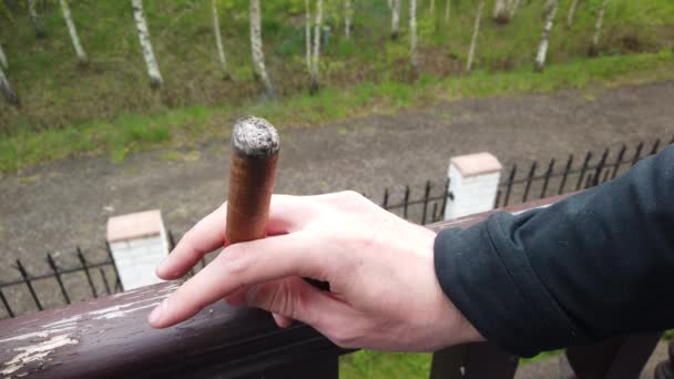 Hombre Sostiene Cigarro Humeante Mano Filmando Cigarro Mano Cerca — Vídeo de stock