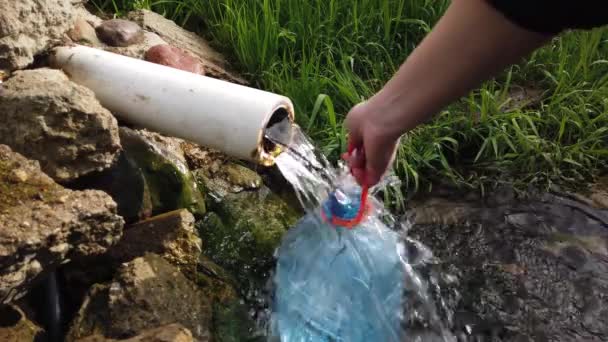 Pipa Dari Sumber Dengan Air Jernih Kristal Orang Mendapatkan Rumah — Stok Video