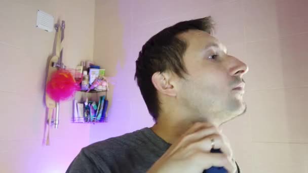 Hombre Baño Afeita Maquinilla Afeitar Electro — Vídeo de stock