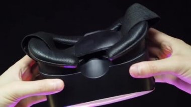 Bir erkeğin ilk bakışı kafasına 3D gözlük takmasıdır.