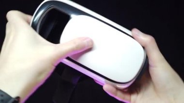 Bir erkeğin ilk bakışı kafasına 3D gözlük takmasıdır.