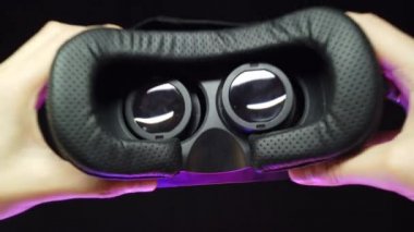 Bir erkeğin ilk bakışı kafasına 3D gözlük takmasıdır.