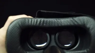 Bir erkeğin ilk bakışı kafasına 3D gözlük takmasıdır.
