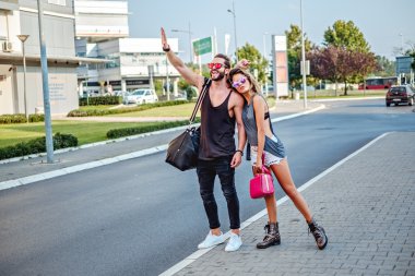 Kentsel çift bekleyen taksi sokakta