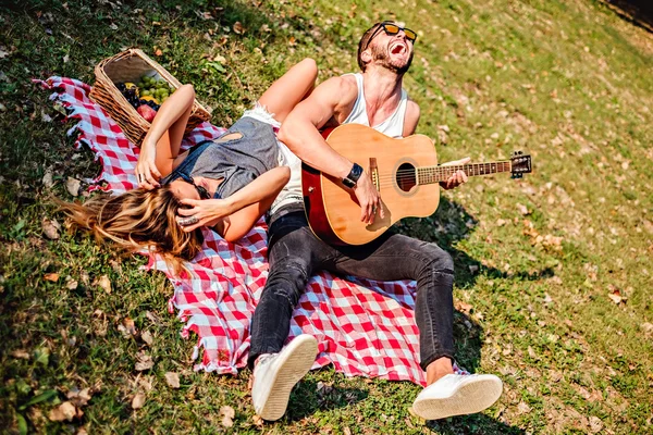 Casal rindo em um piquenique — Fotografia de Stock