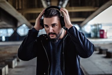 Kulaklıklar koyarak hipster