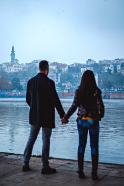 Bir nehirde seyir çift ellerimi