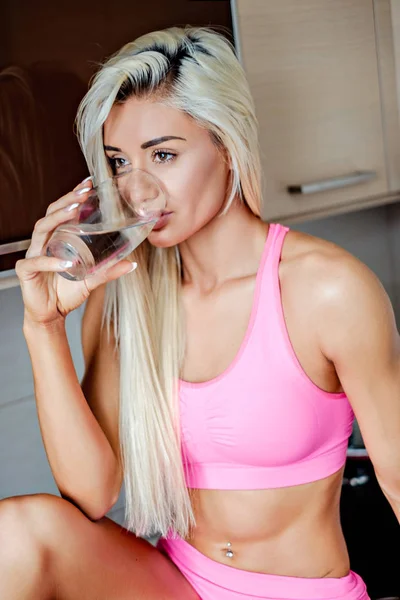 Porträt eines Fitness-Girls, das Wasser trinkt — Stockfoto