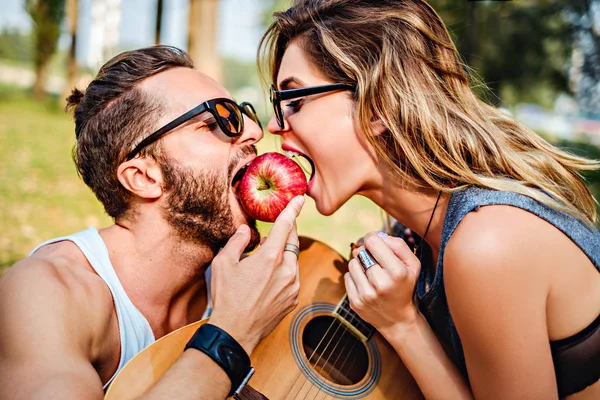 Casal comendo maçã juntos — Fotografia de Stock