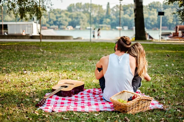 Coppia di abbracci e guardando il fiume — Foto Stock