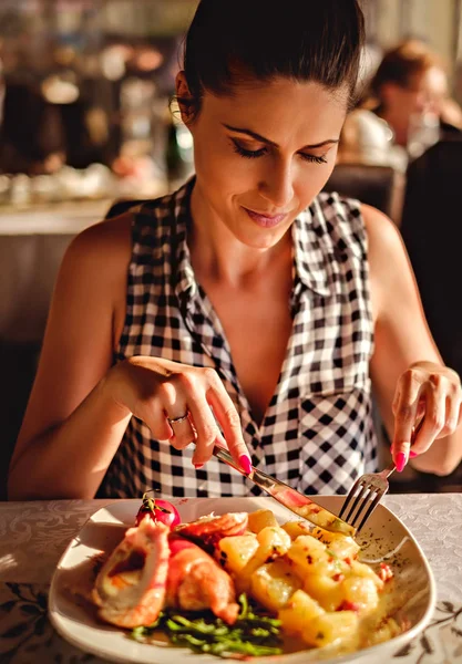 Morena mulher jantando no restaurante — Fotografia de Stock