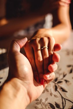 Nikah yüzüğü parmağına eliyle tutarak kadının dostum