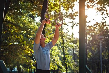 Adam halkaları çalışmasını dinlenme