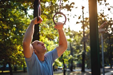 Adam jimnastik yüzük Park
