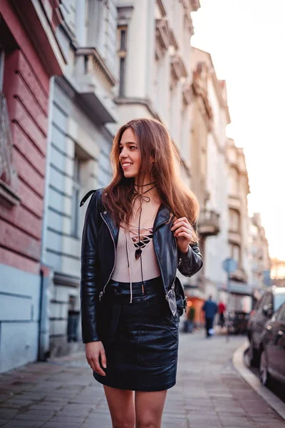 Brunett flicka vandrar i gatan och leende — Stockfoto