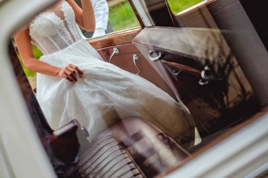 Klasik Otomobil girme ve elbise tutan gelin