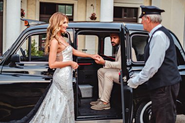 Damat gelini arabaya girmek için yardım