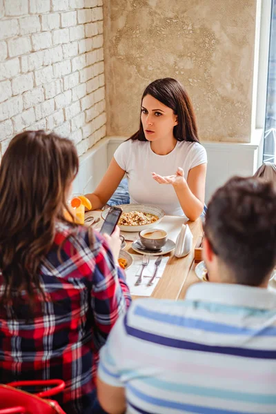 Girl talking seriously to her girlfriend at the restaurant — Stock Photo, Image