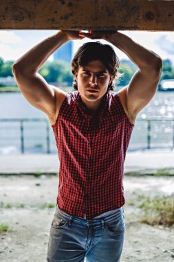 El ele tutuşarak ve zor seyir maço adam