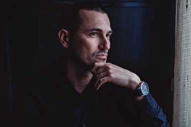 Adam pencereden bakıyor ve düşünme