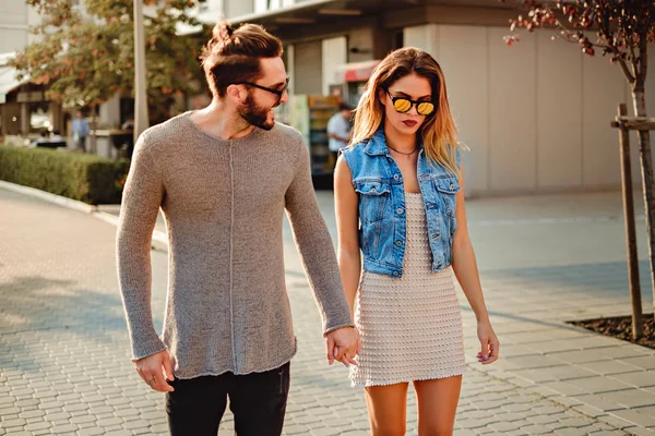 Man trying to cheer up girlfriend while they walking — Stock Photo, Image