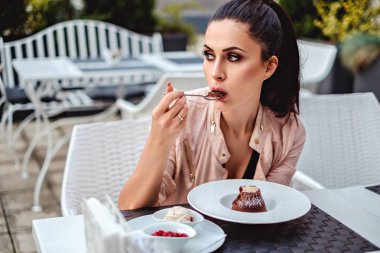 Esmer kız sufle Restoran terasında yemek