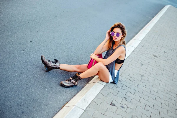 Trendy kız kaldırımda oturan — Stok fotoğraf