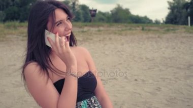 Gülümseyen ve telefonda konuşurken kız