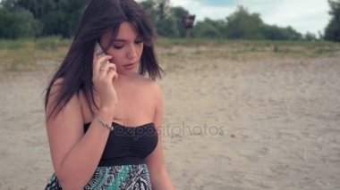 Endişeli kız telefonda konuşurken