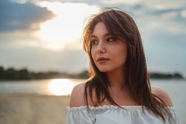 Chica en la playa con sol detrás de ella —  Fotos de Stock