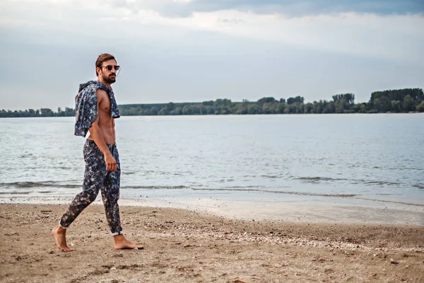 Kumsalda yürüyen adam uygun