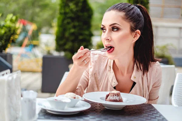 Sufle restoranda yemek güzel kız