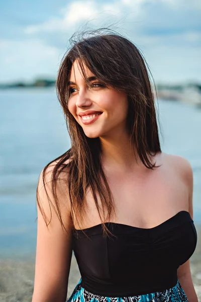Piękna brunetka dziewczyna uśmiechając się na plaży — Zdjęcie stockowe