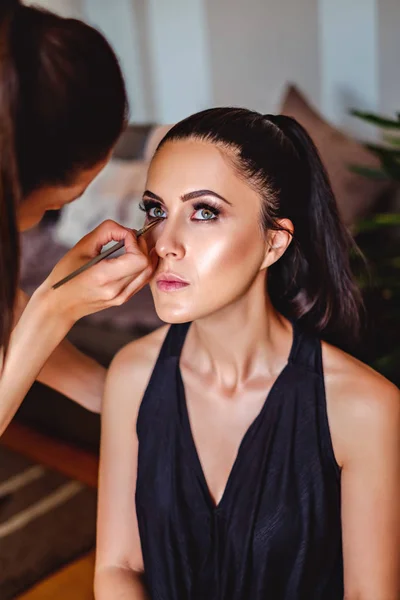 Makeup artist applying eyeliner on a girls eye — Stock Photo, Image