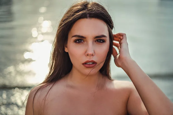 Retrato de una chica sosteniendo el pelo en el viento — Foto de Stock