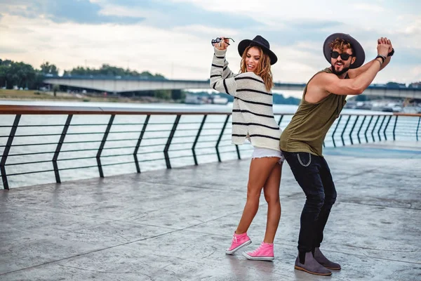 Nehir kenarında eğleniyor hipster Çift