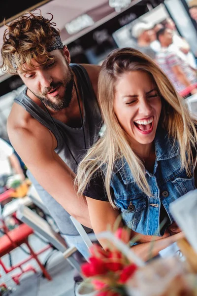 Fidanzato solletica fidanzata in un caffè — Foto Stock