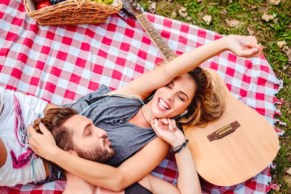 Coppia coccole su una coperta da picnic — Foto Stock